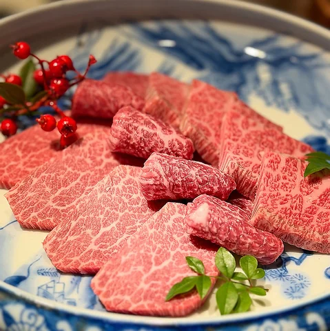 赤身や霜降りなど異なる部位の和牛を大皿に盛り合わせた料理